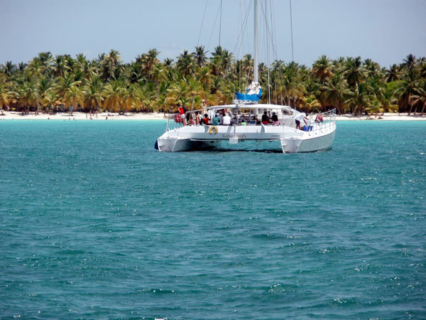 Boat-excursion-sailboat–on-the-caribbean-in-front-of-Isla-Saona-600