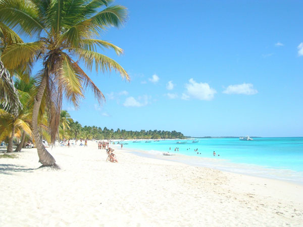 Beach-Bayahibe-with-palm-trees-600